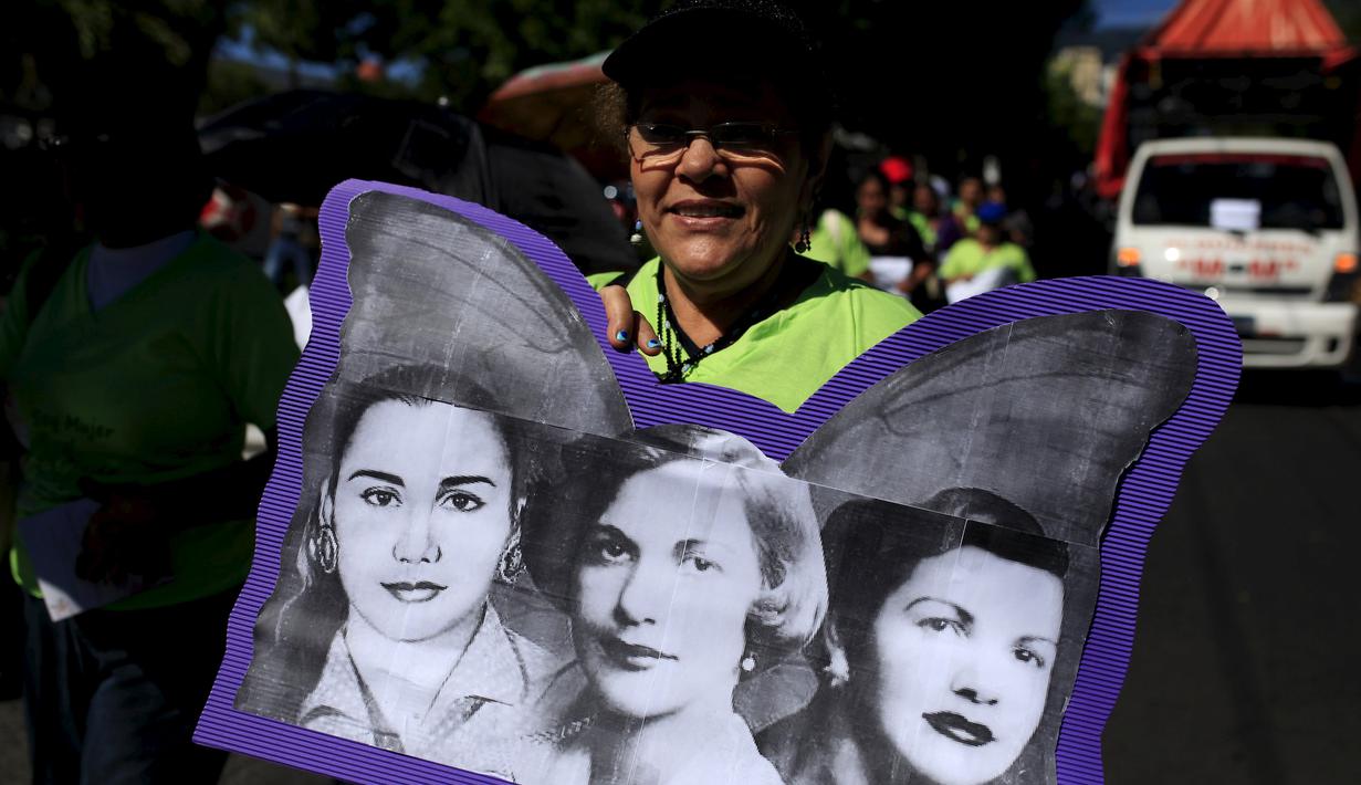 Seorang wanita memegang sebuat poster saat berpartisipasi dalam acara peringatan Hari Internasional untuk Penghapusan Kekerasan terhadap Perempuan di San Salvador, El Salvador, Rabu (25/11). (REUTERS/ Jose Cabezas)