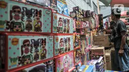 Pembeli melihat berbagai jenis kembang api yang dijual di Pasar Asemka, Jakarta, Selasa (28/12/2021). Sejumlah pedagang petasan dan kembang api mulai ramai di Pasar Asemka meskipun Pemprov DKI dan Polda Metro Jaya melarang penjualan serta perayaan malam Tahun Baru. (merdeka.com/Iqbal S Nugroho)