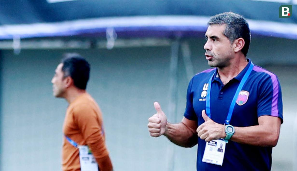 Pelatih Persita Tangerang, Luis Duran, saat melawan PSS Sleman pada laga pekan ke-28 BRI Liga 1 2022/2023 di Stadion Indomilk Arena, Tangerang, Kamis (2/3/2023). Persita menang dengan skor 2-1. (Bola.com/M Iqbal Ichsan)