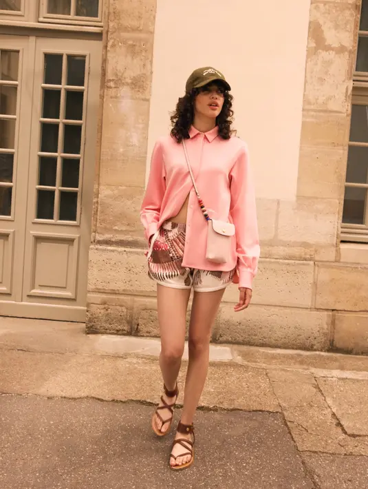 Koleksi terbaru Longchamp ini terdiri dari kaus, jaket, dan gaun yang dihiasi dengan logo Longchamp. Untuk gaya sehari-hari yang ingin tampil cantik, Longchamp juga menghadirkan jeans dan jaket atau mantel untuk dikenakan menumpuk kaus. [Foto: Document/Longchamp]