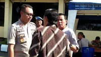 Kapolres Bengkulu AKBP Prianggodo Heru Kunprasetyo memastikan saat ini tim Buser masih memburu terduga pelau utama pembunuhan mahasiswi. (Liputan6.com/Yuliardi Hardjo)
