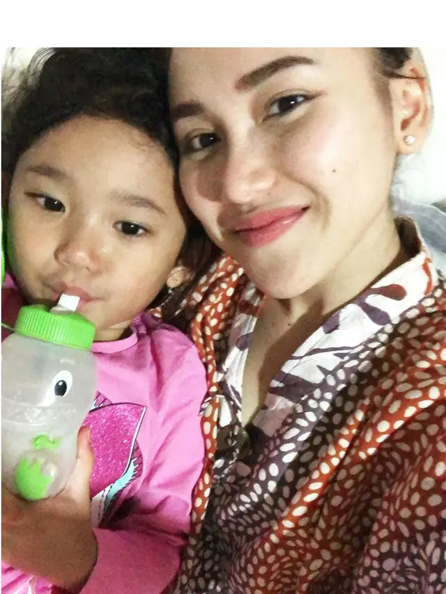7 Potret Ayu Ting Ting Tanpa Makeup, Tetap Memesona