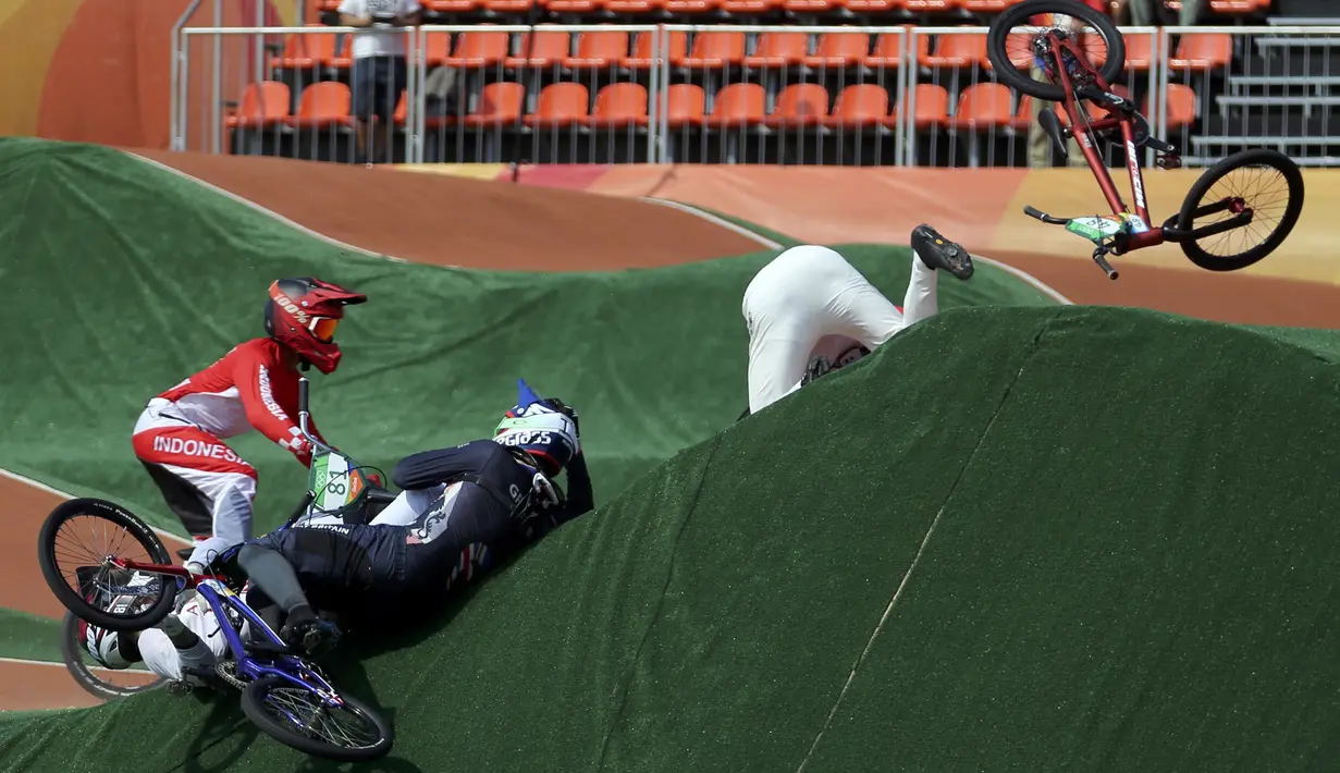 Toni Syarifudin melewati para pebalap yang terjatuh saat berlaga pada kategori BMX Seeding Phase Runs putra di Olympic BMX Centre - Rio de Janeiro, Brasil (18/08/2016). (REUTERS/Eric Gaillard)  