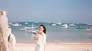 Salah satu pilihan Naysila saat liburan di pantai. Ia tampak cantik dengan tiered dress warna putihnya. [@naymirdad]