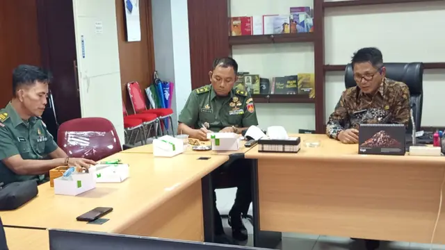 Kasdim 0722/Kudus Mayor Inf Mukhlisin bersama Plh Bupati Kudus Revlisianto Subekti memaparkan kesiapan pelaksanaan MBG di Kudus. (Liputan6.com/Arief Pramono)