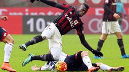 Penyerang AC Milan  M'Baye Niang berebut bola dengan pemain CFC Genoa pada lanjutan Liga Italia Serie A pekan ke-25 di Stadion  San Siro, Milan, Minggu (14/2/2016) WIB.  (EPA/Matteo Bazzi)