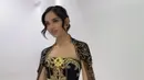 Lyodra tampil dalam balutan Intan Avantie dengan kebaya modifikasi bludru hitam dihiasi bordiran keemasan. Dilengkapi cape batik dan belt warna senada serta bawahan kain batiknya.  [@fauziaahanum]