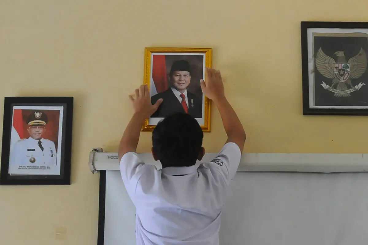 Penggantian Pigura Foto Presiden di Sekolah dan Instansi