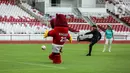 Pelatih Timnas Indonesia Shin Tae-yong menendang bola saat Hitung Mundur 100 Hari Menuju Piala Dunia U-20 di Stadion Utama Gelora Bung Karno, Jakarta, Kamis (9/2/2022). Piala Dunia U-20 2023 akan digelar di Indonesia mulai 20 Mei hingga 11 Juni mendatang di Stadion Utama Gelora Bung Karno. (Liputan6.com/Johan Tallo)