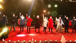 Sejumlah artis dan seniman Korea Utara memeriahkan pertunjukan Tahun Baru 2019 di Kim Il Sung Square, Pyongyang, Selasa (1/1). Grup seni hingga opera memeriahkan perayaan Tahun Baru 2019 di Korea Utara. (AP Photo/Jon Chol Jin)