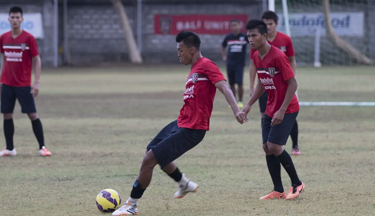 Penyerang Bali United, Lerby bersiap menendang bola saat mengikuti latihan jelang laga Piala Presiden melawan Mitra Kukar di Lapangan Trisakti, Bali, Rabu (9/2/2015). (Bola.com/Vitalis Yogi Trisna)