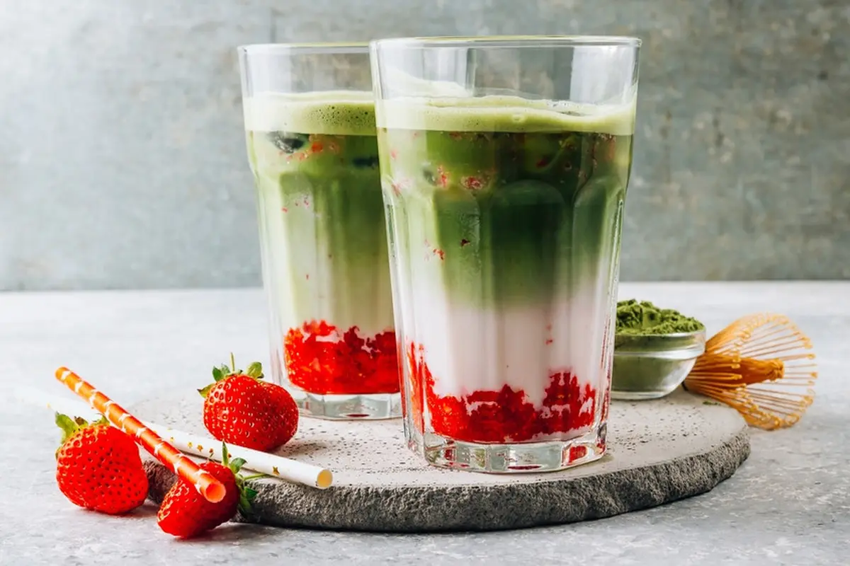 strawberry matcha latte minuman