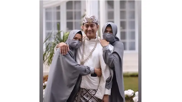 Jarang Tersorot, Ini 6 Potret Kebersamaan Yulia Rachman dan Dua Adiknya