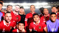 Jokowi juga melakukan sesi foto bersama Shin Tae-yong dan sejumlah pemain skuad Garuda. (Bola.com/M Iqbal Ichsan)