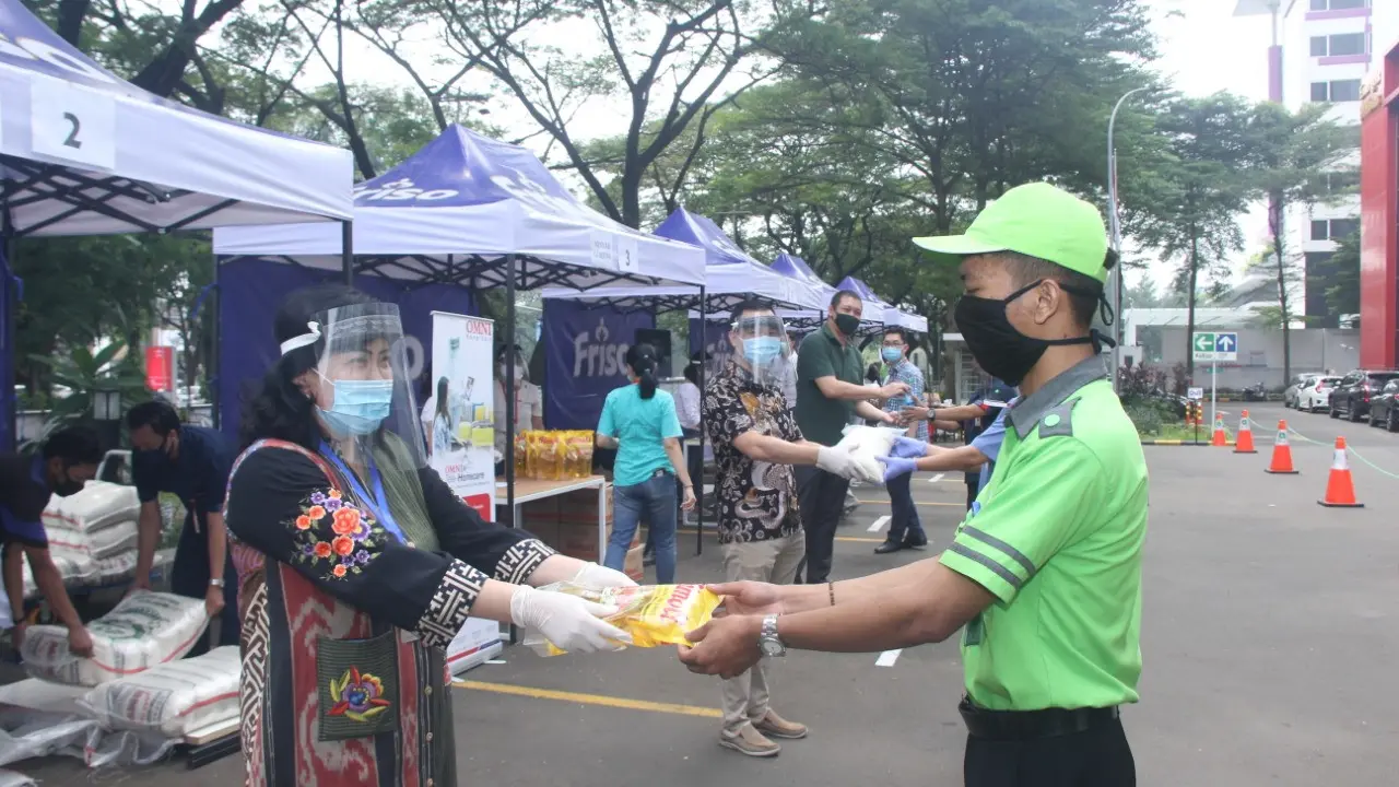 Apresiasi dan wujudkan rasa terima kasih kepada para tenaga medis, sebuah rumah sakit di Tangerang menggelar bazaar serba goceng atau Rp 5 ribu untuk sembako dan kebutuhan pokok sehari-hari.