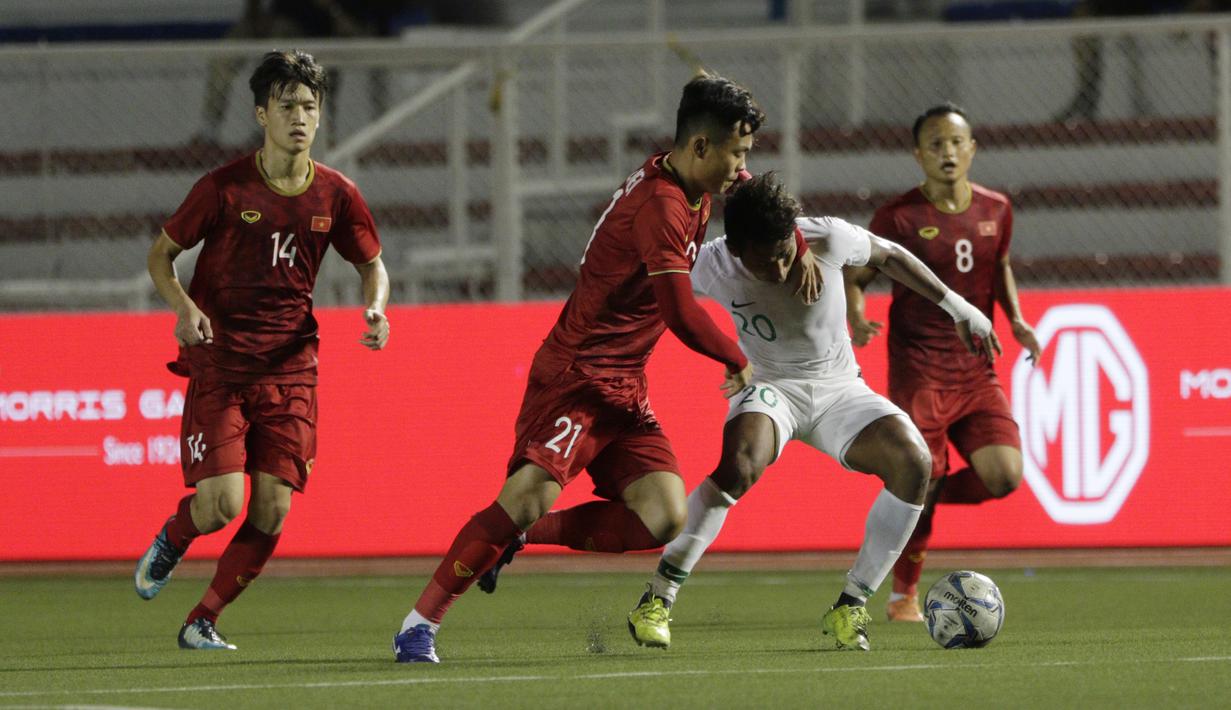Gelandang Timnas Indonesia U-22, Osvaldo Haay, menghindari kepungan pemain Vietnam U-22 pada laga SEA Games 2019 di Stadion Rizal Memorial, Manila, Minggu (1/12). Indonesia kalah 1-2 dari Vietnam. (Bola.com/M Iqbal Ichsan)
