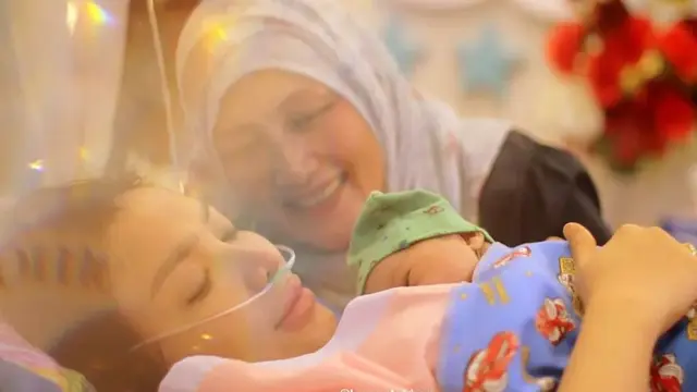 Lewat Persalinan Normal, Ini 6 Momen Haru Roro Fitria Melahirkan Anak Pertama