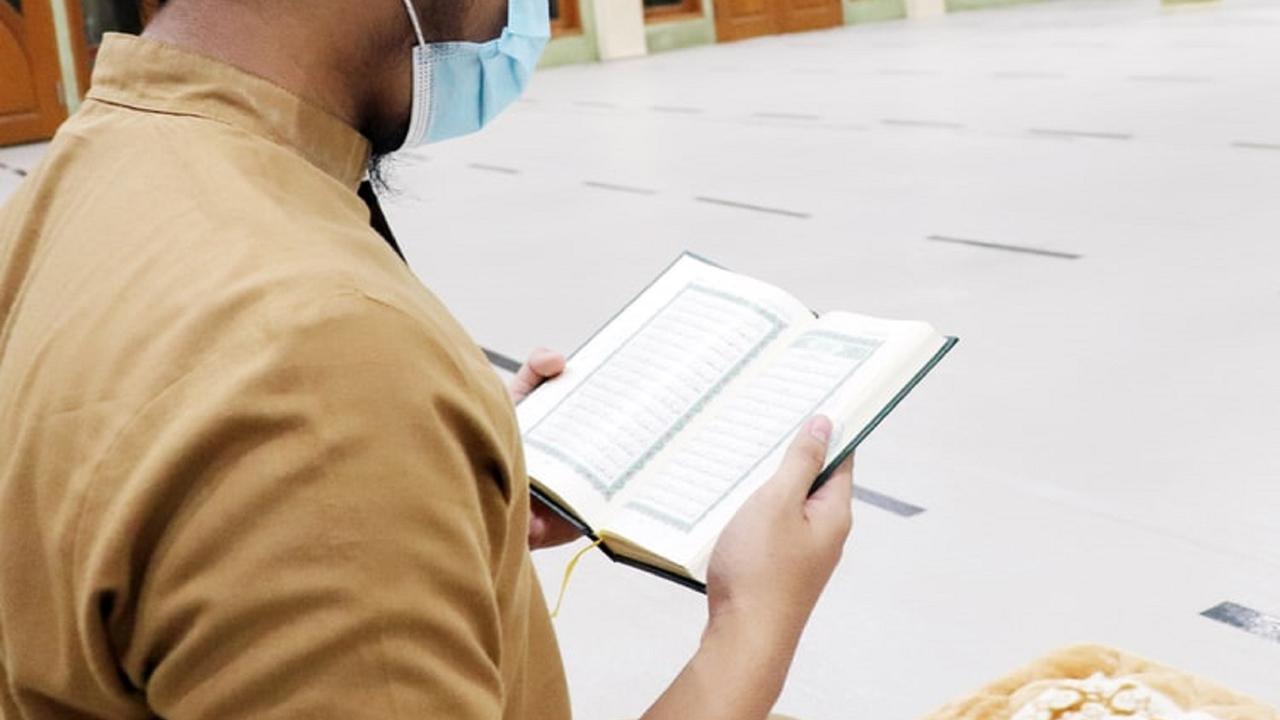 Ilustrasi membaca Alquran