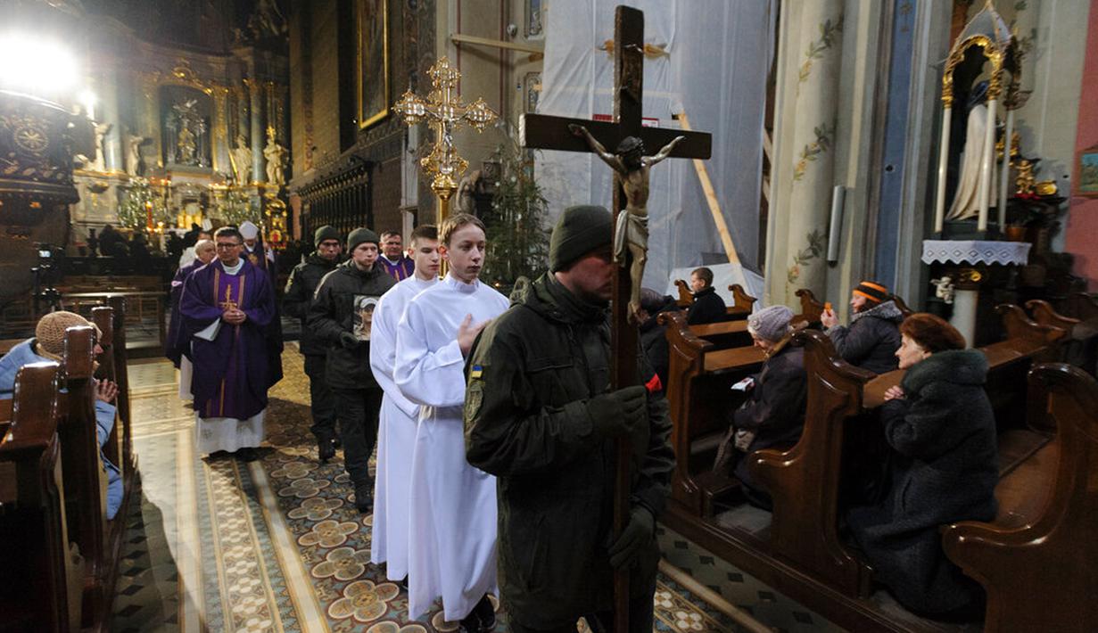 Tentara Ukraina menghadiri upacara perpisahan untuk warga negara Amerika Serikat Daniel W. Swift di Lviv, Ukraina, 31 Januari 2023. Seorang mantan Navy SEAL AS yang disersi pada 2019 tewas pekan lalu di Ukraina dalam pertempuran dengan tentara Rusia. (AP Photo/Mateusz Nowak)