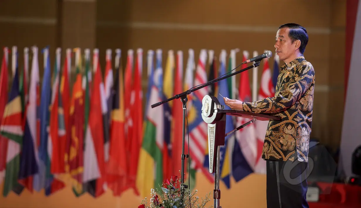 Presiden Jokowi berpidato saat pembukaan acara  Asosiasi Pemerintah Kabupaten Seluruh Indonesia (APKASI) International Trade and Investment Summit 2015 di Jakarta, Rabu (13/5). (Liputan6.com/Faizal Fanani)
