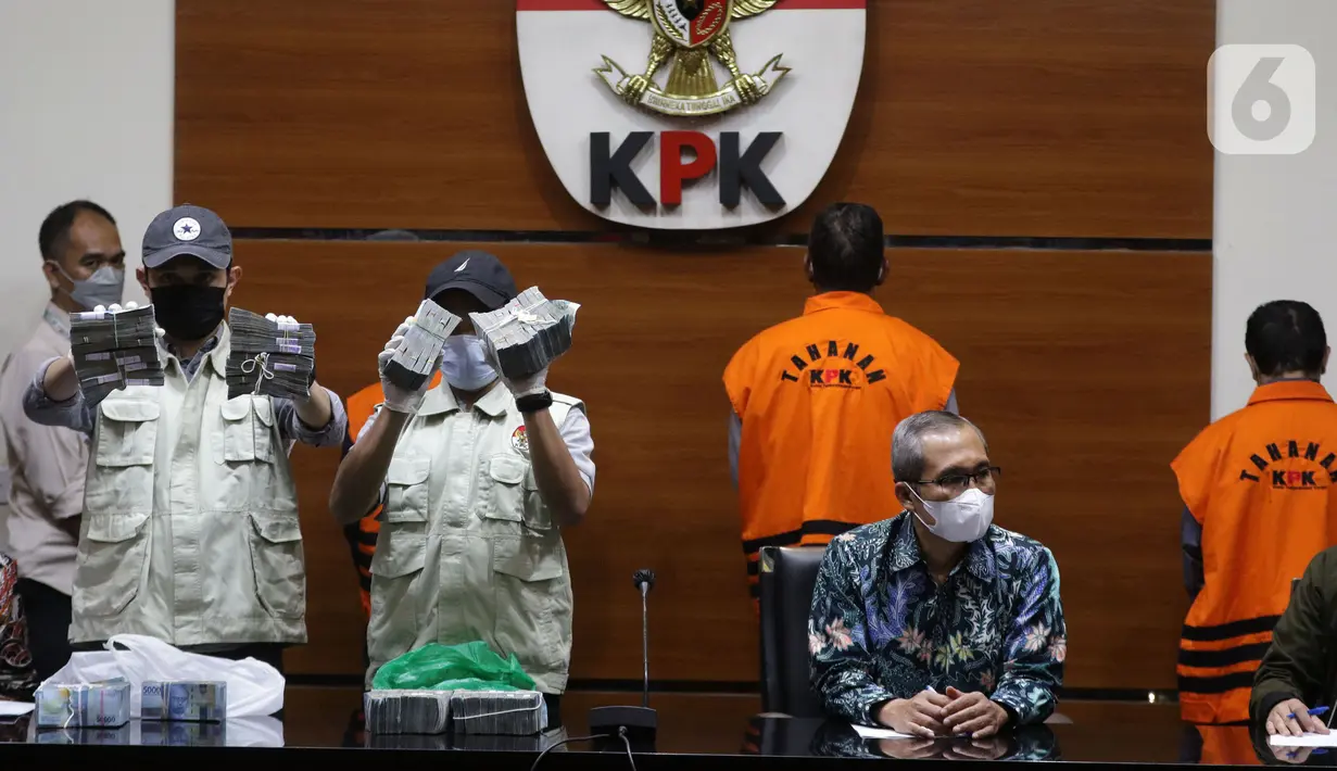 Petugas KPK menunjukkan barang bukti penangkapan tiga tersangka suap terkait pengadaan barang dan jasa di Kab Hulu Sungai Utara Kalimantan Selatan 2021-2022 di Gedung KPK Jakarta, Kamis (16/9/2021). Ketiganya terkena OTT KPK berikut barang bukti uang Rp 345 juta. (Liputan6.com/Hemi Fithriansyah)