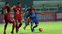 Pemain Persib Bandung Gian Zola Nasrulloh mencoba melewati hadangan para pemain Semen Padang dalam perebutan juara ketiga Piala Presiden 2017 di Stadion Pakansari, Cibinong, Bogor, Sabtu (11/3/2017) malam WIB. (Helmi Fithriansyah)