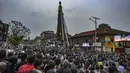 Para penyembah menarik kereta selama festival kereta Seto Machindranath di Kathmandu (9/4/2022). Seto Machindranath adalah dewa yang disembah oleh dua penganut keyakinan Hindu dan Buddha di Kathmandu. (AFP/Prakash Mathema)