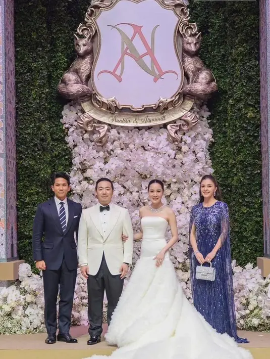 Hadiri pernikahan seorang miliarder Thailand Aiyawatt Srivaddhanaprabha dan CEO King Power Group dan presiden Leicester City Football Club, Anisha Rosnah tampak menenteng Roger vivier Flower Strass Jewel Buckle Clutch Bag Mini in Glitter Fabric seharga$3,600.00 atau sekitar Rp55,8 jutaan. [@@tmski]