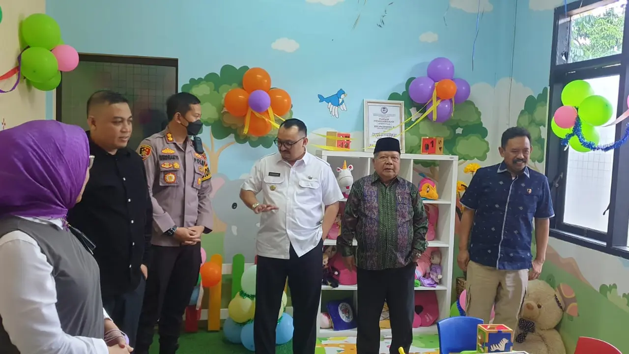 Direktur Reskrimun Polda Jabar Kombes K. Yani Sudarto bersama Kapolres Garut AKBP Wirdhanto Hadicaksono dan beberapa tokoh masyarakat dalam peresmian ruang ramah anak dan perempuan polres Garut. (Liputan6.com/Jayadi Supriadin)