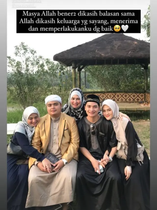 6 Potret Alvin Faiz dan Henny Rahman Usai Menikah, Ziarah ke Makam Ustaz Arifin Ilham