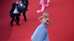 Model Swedia 34 tahun itu memastikan semua mata tertuju padanya dengan pakaian strapless-nya dari menampilkan dua pita rapi di pinggang dan rok jaring berlapis penuh yang jatuh ke lantai. (AFP/Patricia De Melo Moreira)