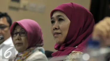 Menteri Sosial Khofifah Indar Parawansa saat mengikuti raker dengan Komite III DPD, di Jakarta (9/2). Raker membahas Program Kerja dan anggaran Kemensos 2016 dan Kartu Indonesia Sejahtera serta RUU Penyandang Disabilitas. (Liputan6.com/Johan Tallo)