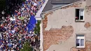 Pengunjuk rasa melakukan pawai saat unjuk rasa di jalanan Warsaw, Polandia, Sabtu (7/5). Mereka turun ke jalan memprotes pemerintahan baru Polandia yang dipegang oleh partai konservatif. (REUTERS/Kacper Pempel)