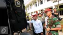 Menteri Pertahanan RI, Ryamizard Ryacudu (baju putih) memeriksa OMC Casspir MK3 di Markas Komando Pasukan Khusus di Cijantung Jakarta, Rabu (2/9/2015). Sidak terkait inventarisir kelengkapan alutsista yang dimiliki TNI. (Liputan6.com/Helmi Fithriansyah)