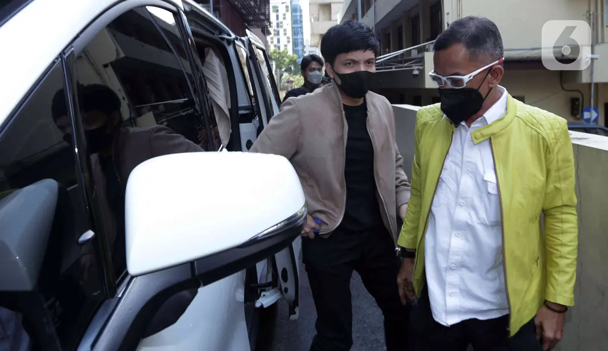 YouTuber Atta Halilintar tiba di Bareskrim Polri, Jakarta, Kamis (17/3/2022). Atta Halilintar menjalani pemeriksaan terkait kasus dugaan penipuan investasi trading binary option lewat platform Quotex dengan tersangka Doni Salmanan. (Liputan6.com/Herman Zakharia)
