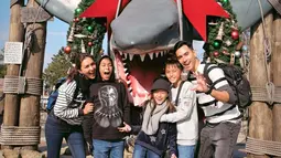 Awalnya, usai sampai di Negeri Matahari Terbit, Darius dan Donna pilih Universal Studio sebagai lokasi tujuan wisata pertamanya. Momen bahagia ini pun tak lupa diunggah di media sosial sembari menyapa dan mengucapkan selamat natal, waktu itu. (Liputan6.com/IG/@darius_sinathrya)