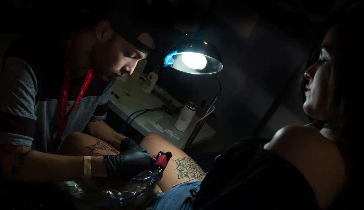 Seorang seniman saat berpartisipasi dalam "New York Ink" di edisi 5 Konvensi Internasional Paradise Tatto, di San Antonio de Belen, San Jose, (8/5). Lebih dari 300 seniman tato berpartisipasi di acara ini.(AFP PHOTO/Ezequiel Becerra)