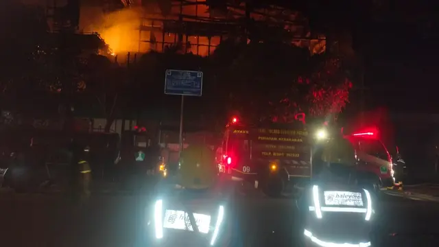 Petugas pemadam berupaya memadamkan kebakaran Malang Plaza. (Foto: Pemkot Kota Malang)