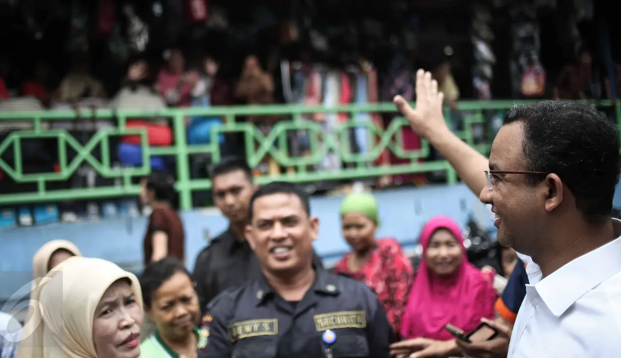 Cagub DKI Jakarta Anies Rasyid Baswedan menyapa para pedagang Pasar Tebet Timur, Jakarta, Jumat (28/10). Kunjungan Anis tersebut untuk melihat suasana pasar tradisional serta sebagai kampanye Pilgub DKI Jakarta 2017. (Liputan6.com/Faizal Fanani)