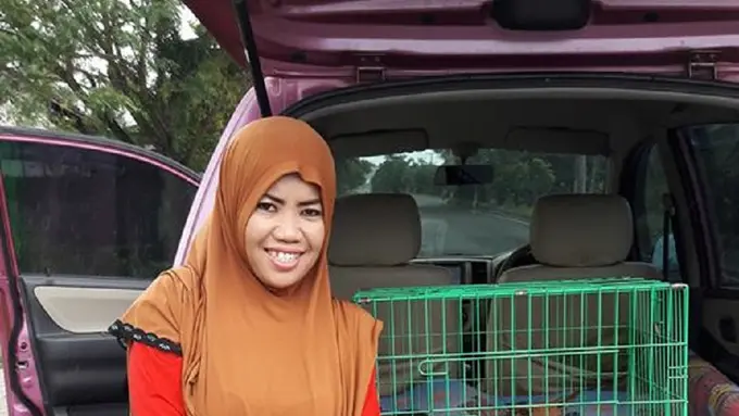 [Bintang] Wanita berjilbab penyayang anjing