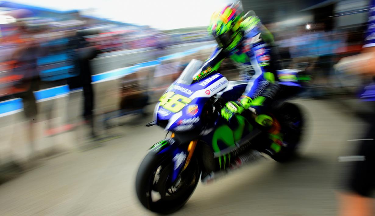 Pebalap Movistar Yamaha, Valentino Rossi, merebut pole position setelah menjadi yang tercepat pada sesi kualifikasi MotoGP Jerez di Sirkuit Jerez, Spanyol, Sabtu (23/4/2016). (AFP/Cristina Quicler)