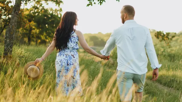 pasangan cinta bahagia