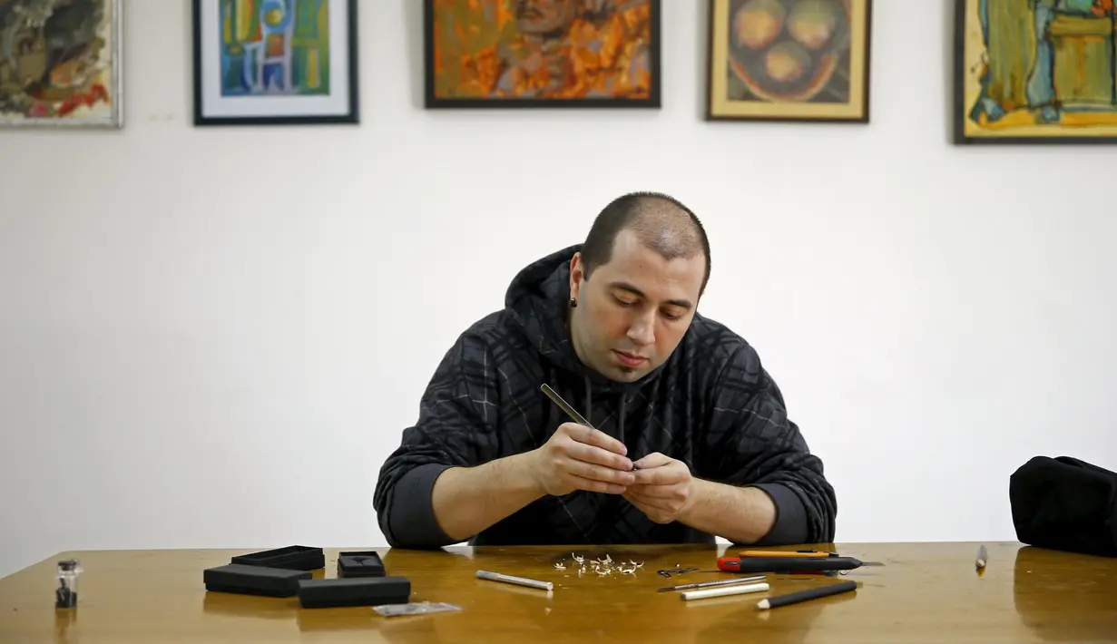 Jasenko Djordjevic berkonsentrasi mengukir pensil untuk membuat karya seni yang menakjubkan di Tuzla, Bosnia dan Herzegovina, Selasa (26/4). Djordjevic memiliki keterampilan yang luar biasa ini secara otodidak. (REUTERS / Dado Ruvic)