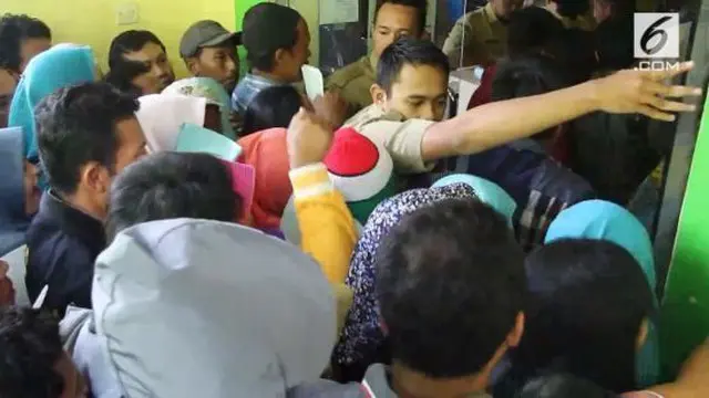 VIDEO: Demi E-KTP, Warga Jombang Saling Dorong dan Adu Mulut