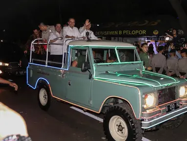 Pasangan Capres dan Cawapres, Joko Widodo dan KH Ma`ruf Amin bersama timses tiba di gedung KPU Pusat, Jalan Imam Bonjol, Jakarta, Jumat (21/9). Jokowi-Ma`ruf tiba menggunakan mobil Land Rover klasik bak terbuka. (Liputan6.com/Fery Pradolo)