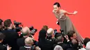 Model Kiko Mizuhara berpose di depan para fotografer saat menghadiri pemutaran film "Yomeddine" selama Festival Film Cannes ke-71 di Prancis (9/5).  (AFP Photo/Loic Venance)