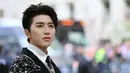 Penyanyi China, Cai Xukun tiba untuk Met Gala 2023 di Metropolitan Museum of Art pada 1 Mei 2023, di New York. (Photo by Angela WEISS / AFP)