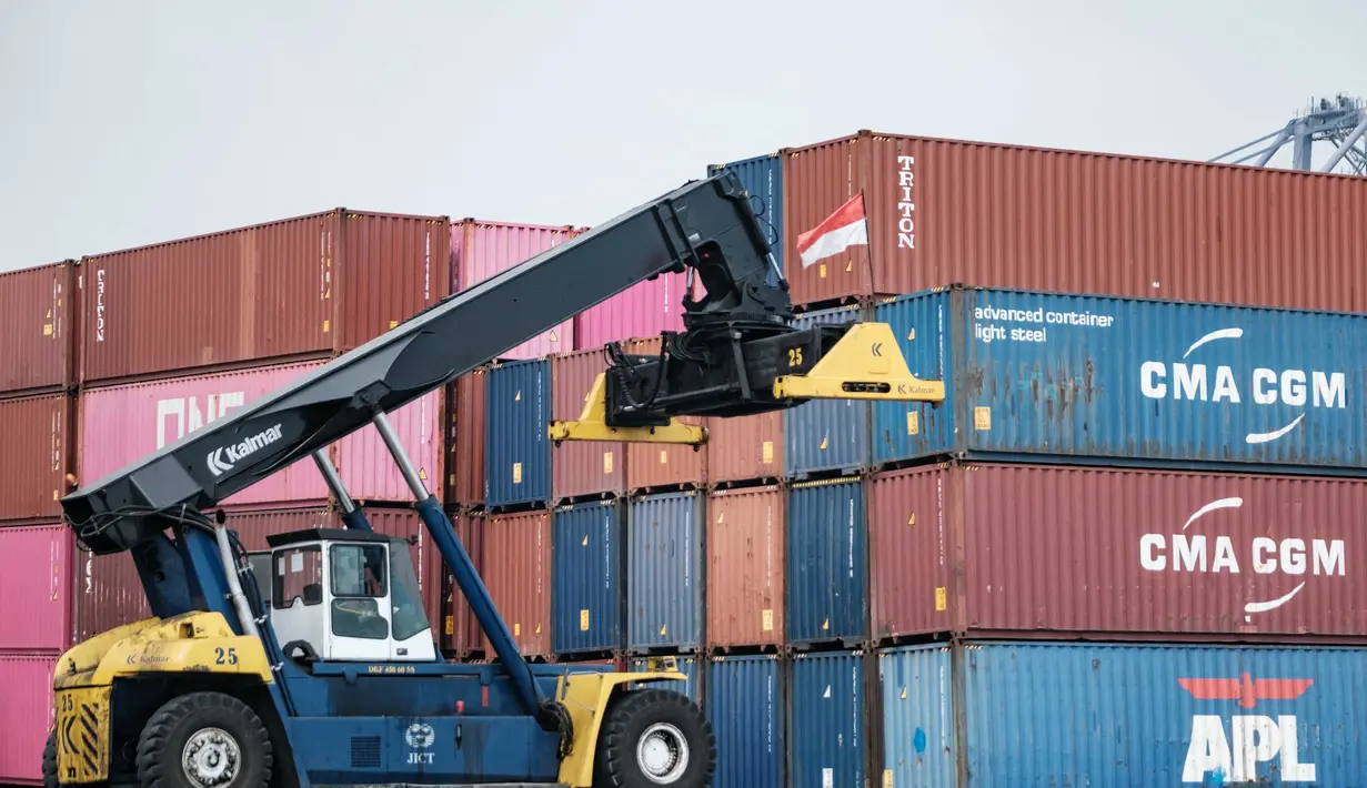 Sebelumnya, Presiden Amerika Serikat Donald Trump menetapkan tarif impor resiprokal  sebesar 32 persen sejak 2 April 2025, namun pemberlakuannya ditunda 90 hari hingga 9 Juli. Hasil negosiasi awal menurunkan tarif menjadi 19 persen, sementara Indonesia meminta sejumlah produk AS masuk tanpa bea. (Yasuyoshi CHIBA/AFP)