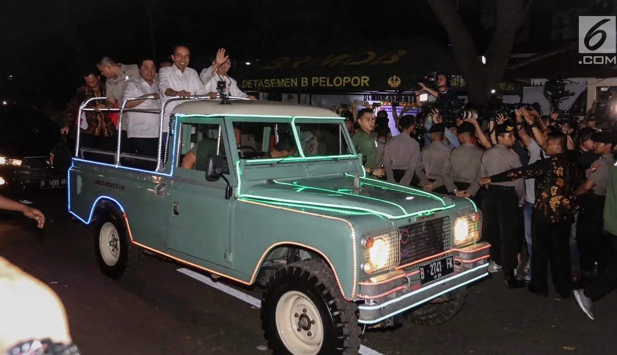 Pasangan Capres dan Cawapres, Joko Widodo dan KH Ma`ruf Amin bersama timses tiba di gedung KPU Pusat, Jalan Imam Bonjol, Jakarta, Jumat (21/9). Jokowi-Ma`ruf tiba menggunakan mobil Land Rover klasik bak terbuka. (Liputan6.com/Fery Pradolo)