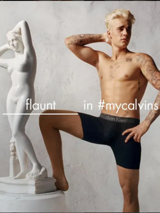 Pose Justin Bieber yang satu ini tentunya akan membuat para wanita tak mau berkedip. Penyanyi 21 tahun ini tampak memakai brand pakaian dalam laki-laki ternama. (via instagram/@justinbieber)
